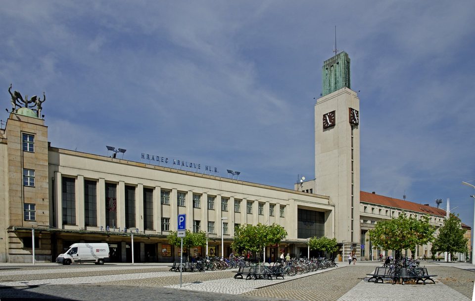 Hlavní nádraží v Hradci Králové a prostranství před ním