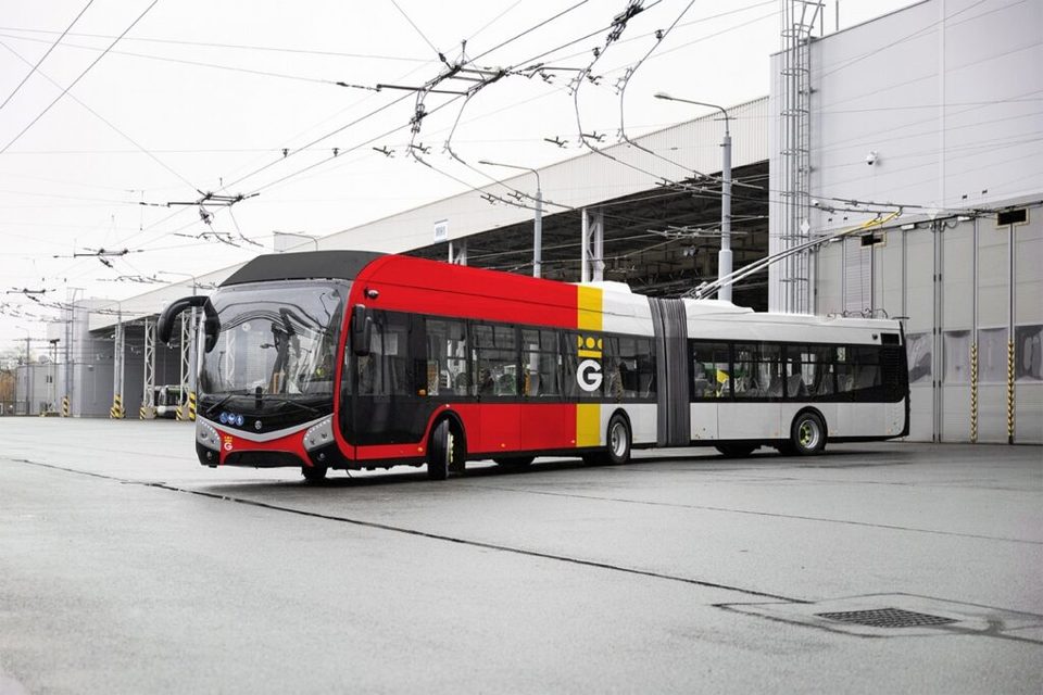 Kloubový trolejbus v areálu vozovny