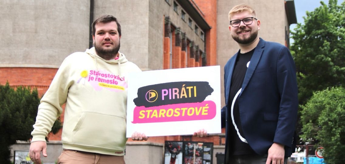 Piráti a Starostové ukázali logo koalice a spustili petici za Velké náměstí bez obřího parkoviště